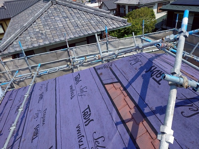 尾張旭市にてスーパーガルテクトを用いて屋根カバー工事、防水シート施工後に新規屋根材を設置